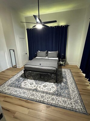 Iron/ironing board, travel cot, WiFi, bed sheets - Charming Downtown Home (Lufkin)