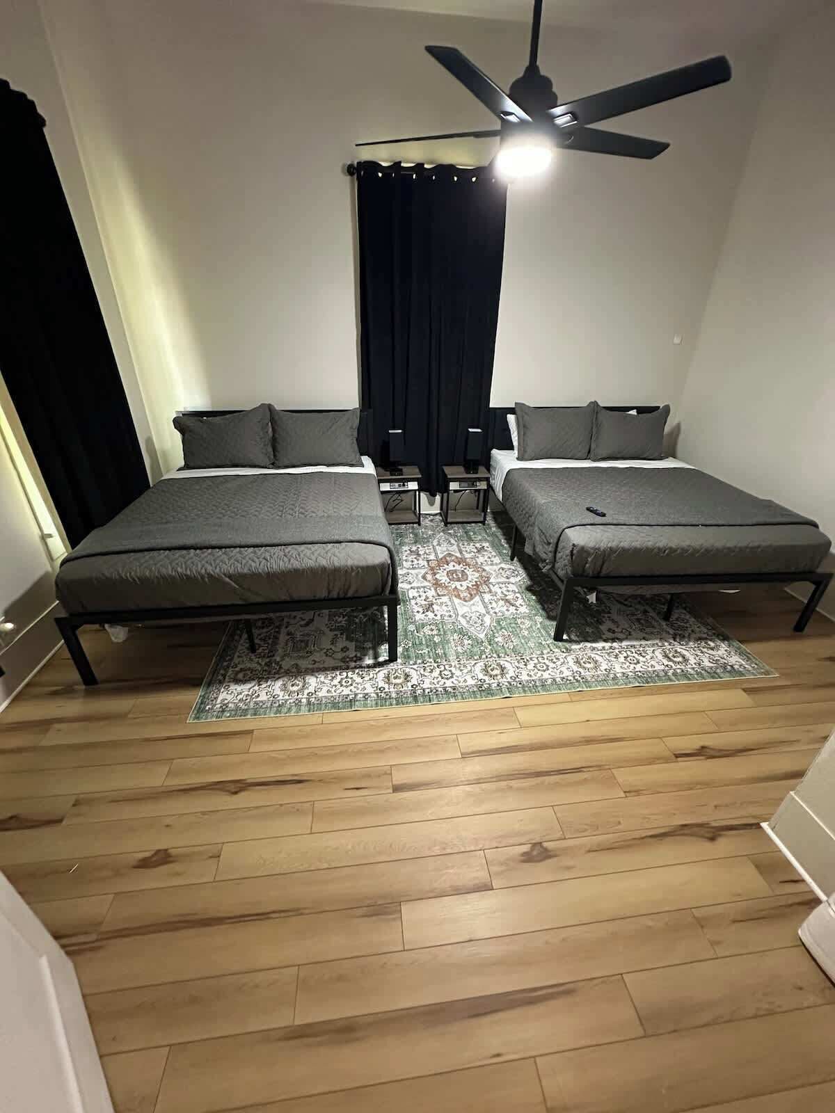 Fer et planche à repasser, lit parapluie, Wi-Fi, draps fournis