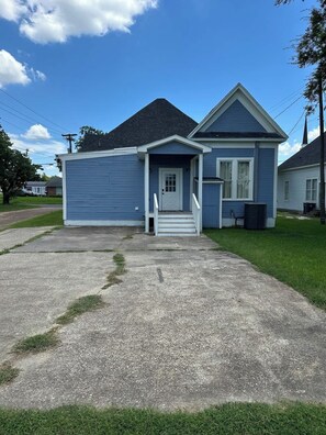 Exterior - Charming Downtown Home (Lufkin)