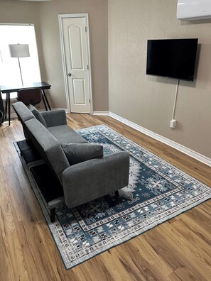 TV, offices - Comfy Studio Near Hospitals (Lufkin)