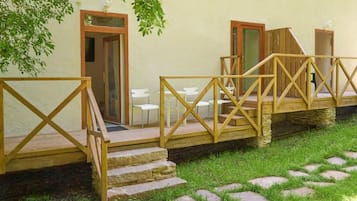 Apartamento familiar, cocina básica, vistas al jardín | Terraza o patio