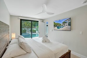 3 bedrooms, in-room safe, iron/ironing board, free WiFi - Deerfield Luxury Stay: Heated Pool, Hot Tub & Golf (Deerfield Beach)