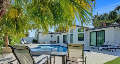 Deerfield Luxury Stay: Heated Pool, Hot Tub & Golf