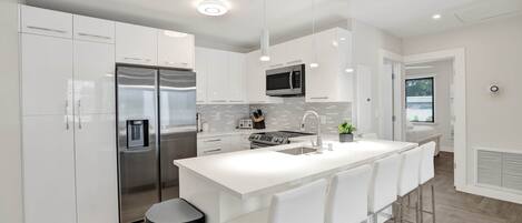 Frigorífico, microondas, horno y placa de cocina