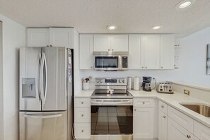 Refrigerador, microondas, horno y parrilla de estufa 