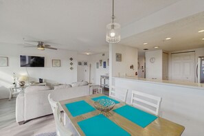 Dining - Charming island condo with heated pool near beach & trolley (Holmes Beach)