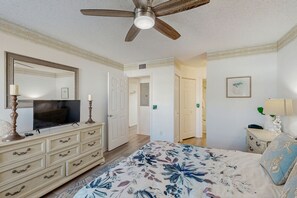2 bedrooms, iron/ironing board, Internet, bed sheets - Charming island condo with heated pool near beach & trolley (Holmes Beach)