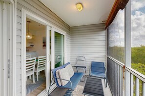 Property grounds - Charming island condo with heated pool near beach & trolley (Holmes Beach)