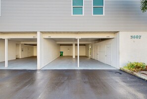 Property grounds - Charming island condo with heated pool near beach & trolley (Holmes Beach)