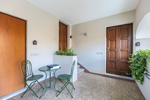 Interior - Hostdomus - The Court (Alba)