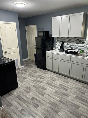 Refrigerador, microondas, horno y parrilla de estufa 