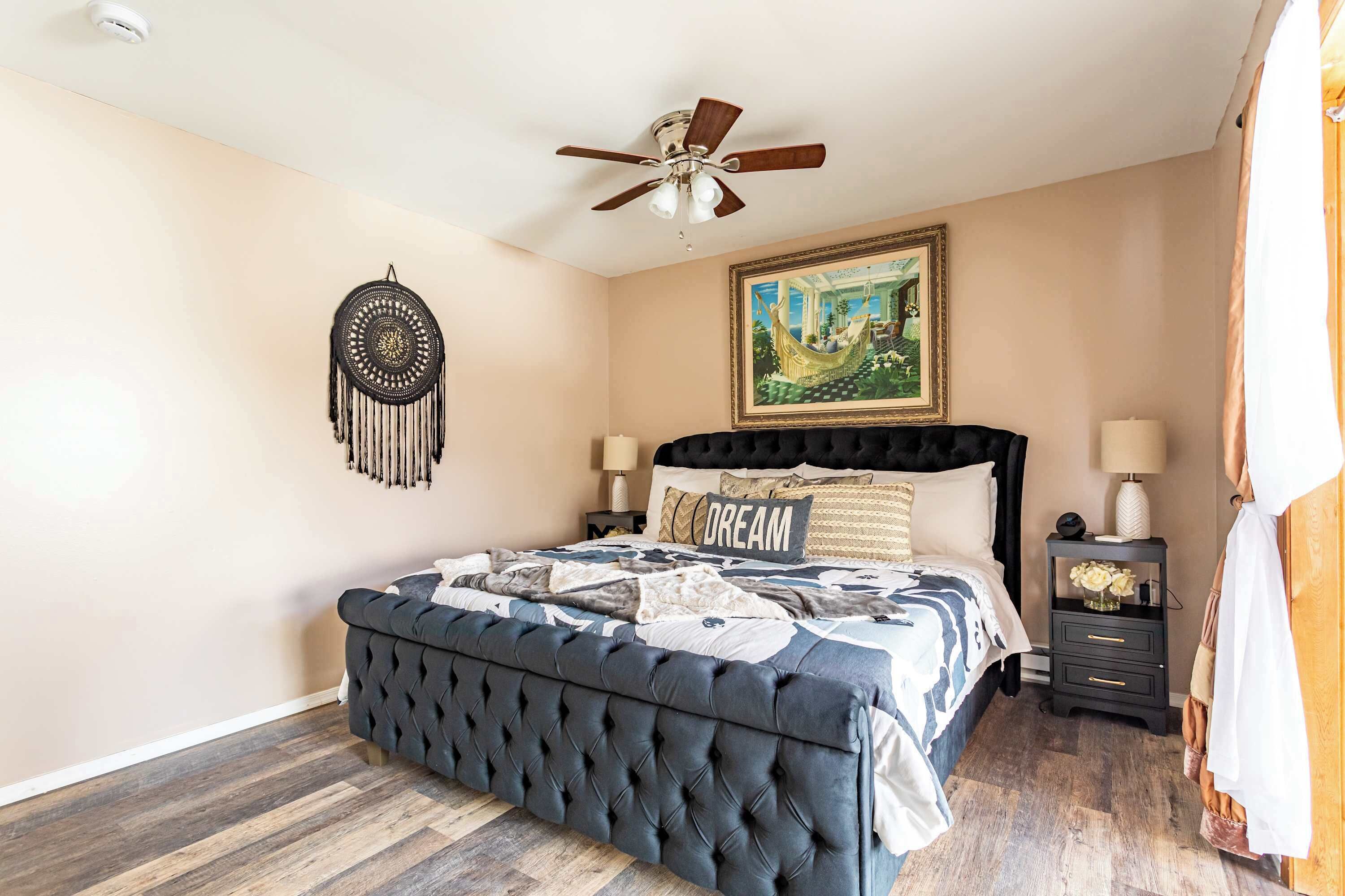 3 bedrooms, desk, WiFi, bed sheets