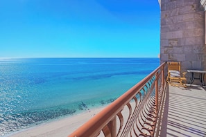 På stranden