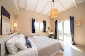 Tabla de planchar con plancha, wifi y ropa de cama 