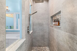 Dusche, Haartrockner, Handtücher, Seife