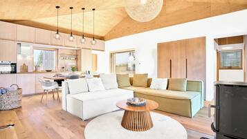 Een televisie en een open haard