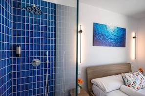 Shower, hair dryer, bidet, towels - Room Castel Perollo - Camera Blu by Biddizzi Rari - Historic Center in Sciacca (Sciacca)
