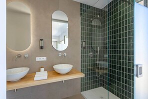 Shower, hair dryer, bidet, towels - Room Castel Perollo - Camera Verde by Biddizzi Rari - Historic Center in Sciacca (Sciacca)