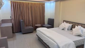 Quarto casal ou duplo luxo, vista para a cidade | Cofres nos quartos, escrivaninha, espaço de trabalho para notebook