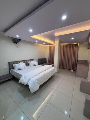 Premium bedding, down duvets, memory-foam beds, in-room safe - N.R. Hotel (Shri Madhopur)