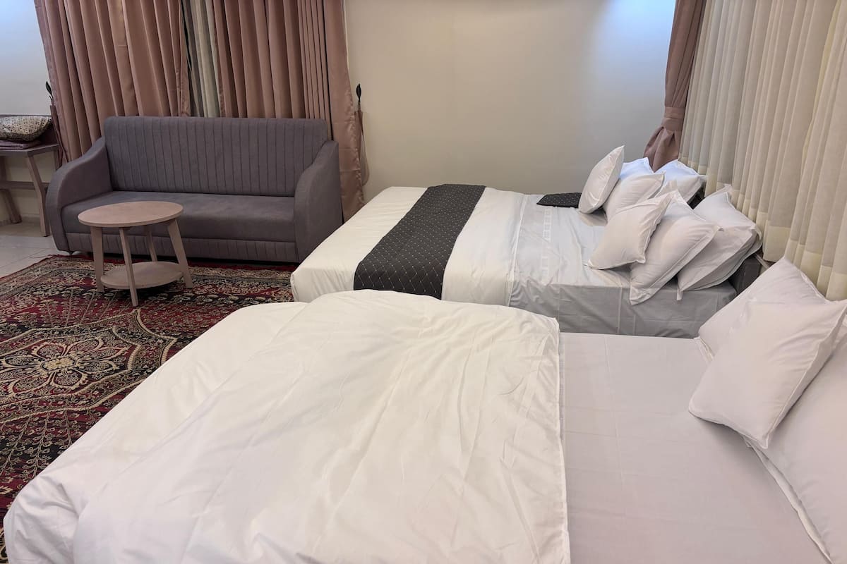 Suíte luxo, vista para a cidade | Cofres nos quartos, escrivaninha, espaço de trabalho para notebook