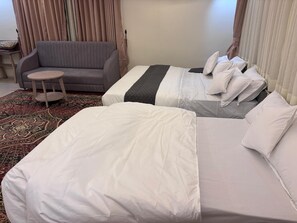 Suíte luxo, vista para a cidade | Cofres nos quartos, escrivaninha, espaço de trabalho para notebook