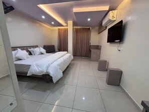 Premium bedding, down duvets, memory-foam beds, in-room safe - N.R. Hotel (Shri Madhopur)