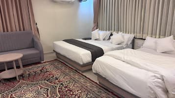 Suite – deluxe, byutsikt | Sengetøy av topp kvalitet, dundyner og memory foam-senger