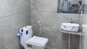 Quarto casal ou duplo luxo, vista para a cidade | Banheiro | Chuveiro, toalhas de banho, sabonete, shampoo