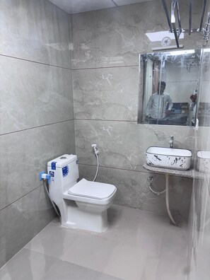 Quarto casal ou duplo luxo, vista para a cidade | Banheiro | Chuveiro, toalhas de banho, sabonete, shampoo