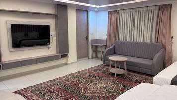 Suíte luxo, vista para a cidade | Área de estar