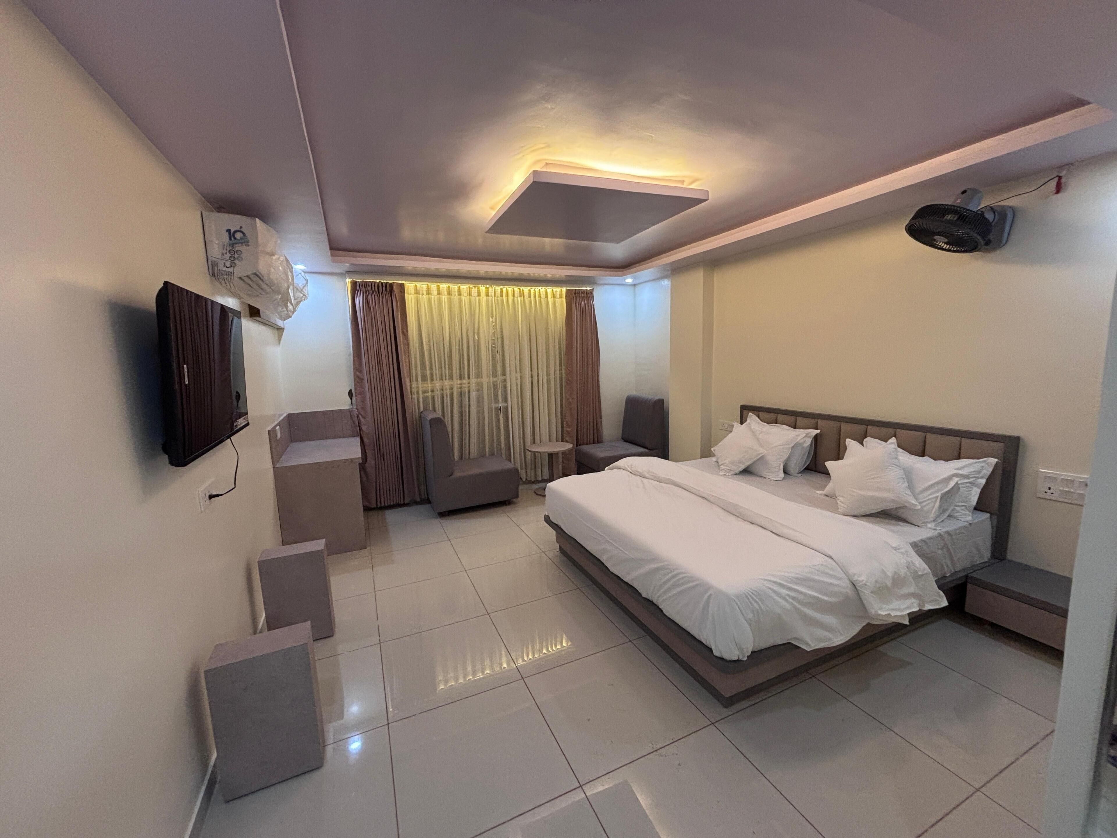 豪華雙人或雙床房, 城市景觀 | 客房內保險箱、書桌、筆電工作空間、遮光布/窗簾