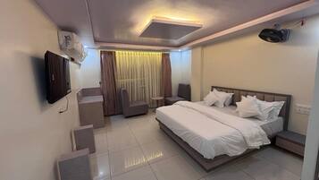 Deluxe Double or Twin Room, City View | In-room safe, desk, laptop workspace, blackout drapes