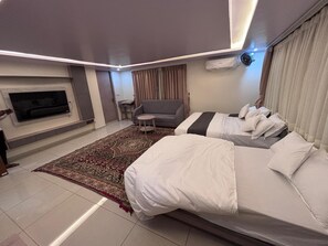 Premium bedding, down duvets, memory-foam beds, in-room safe - N.R. Hotel (Shri Madhopur)