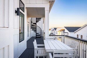 Outdoor dining - Luxury Condo with Sauna, Theater, Elevator, GameRm! (Kill Devil Hills)
