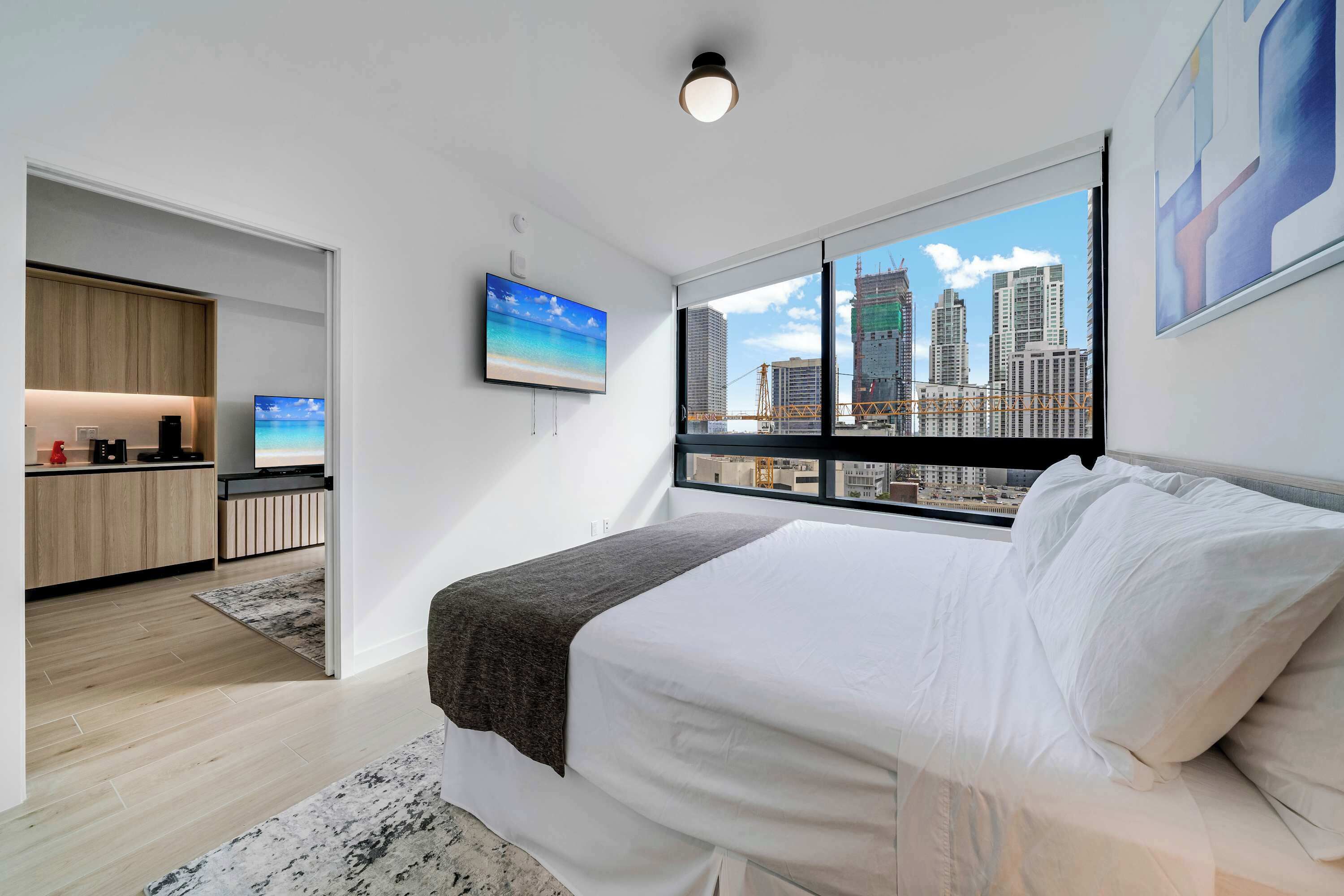 1 dormitorio, escritorio, tabla de planchar con plancha y cuna de viaje