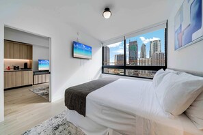 1 habitación, escritorio, tabla de planchar con plancha y cuna de viaje 