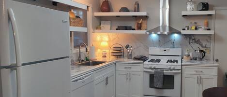 Four à micro-ondes, un four, surface de cuisson, lave-vaisselle