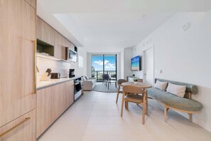 TV, offices - Limoncello Spritz- Central Miami, Pool, Gym, Spa (Miami)