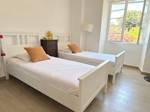 Tabla de planchar con plancha, wifi, ropa de cama