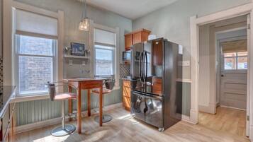 Køleskab, mikrobølgeovn, ovn, kogeplade