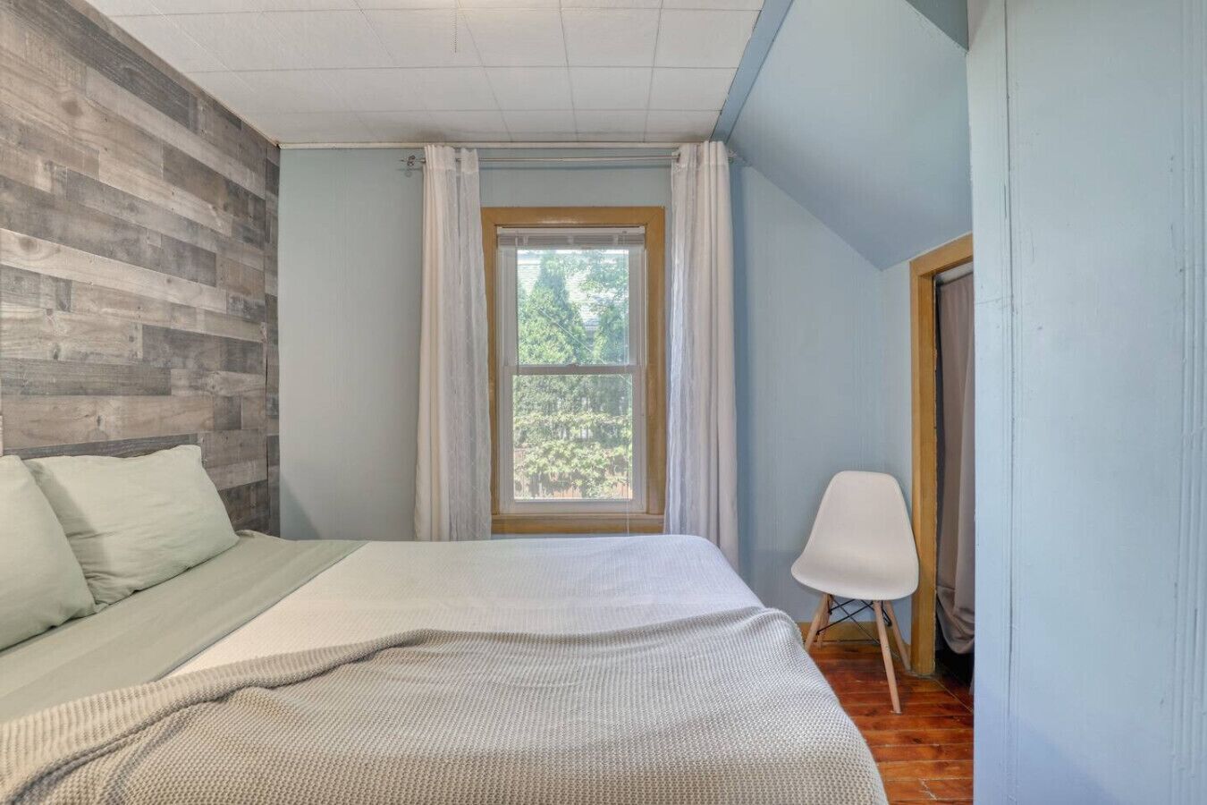 Desk, iron/ironing board, WiFi, bed sheets