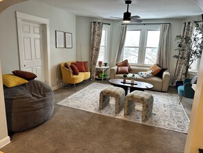 TV - 6 bedrooms with parking near NE Arts District, 15min to NSC and US Bank Stadium (Minneapolis)