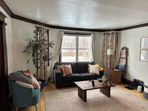 TV - 6 bedrooms with parking near NE Arts District, 15min to NSC and US Bank Stadium (Minneapolis)