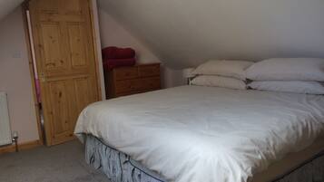 2 Schlafzimmer, BĂŒgeleisen/BĂŒgelbrett, WLAN, BettwĂ€sche