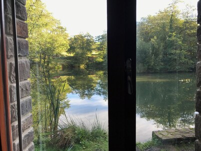 Lakeside Cottage, below the Castle