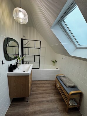 Dusche, Haartrockner, Handtücher, Toilettenpapier