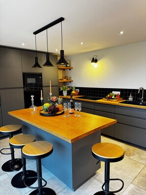 Fridge, microwave, oven, stovetop - Large modern villa with a huge garden, only 500m from the sea for max. 12 guests (Plouescat)
