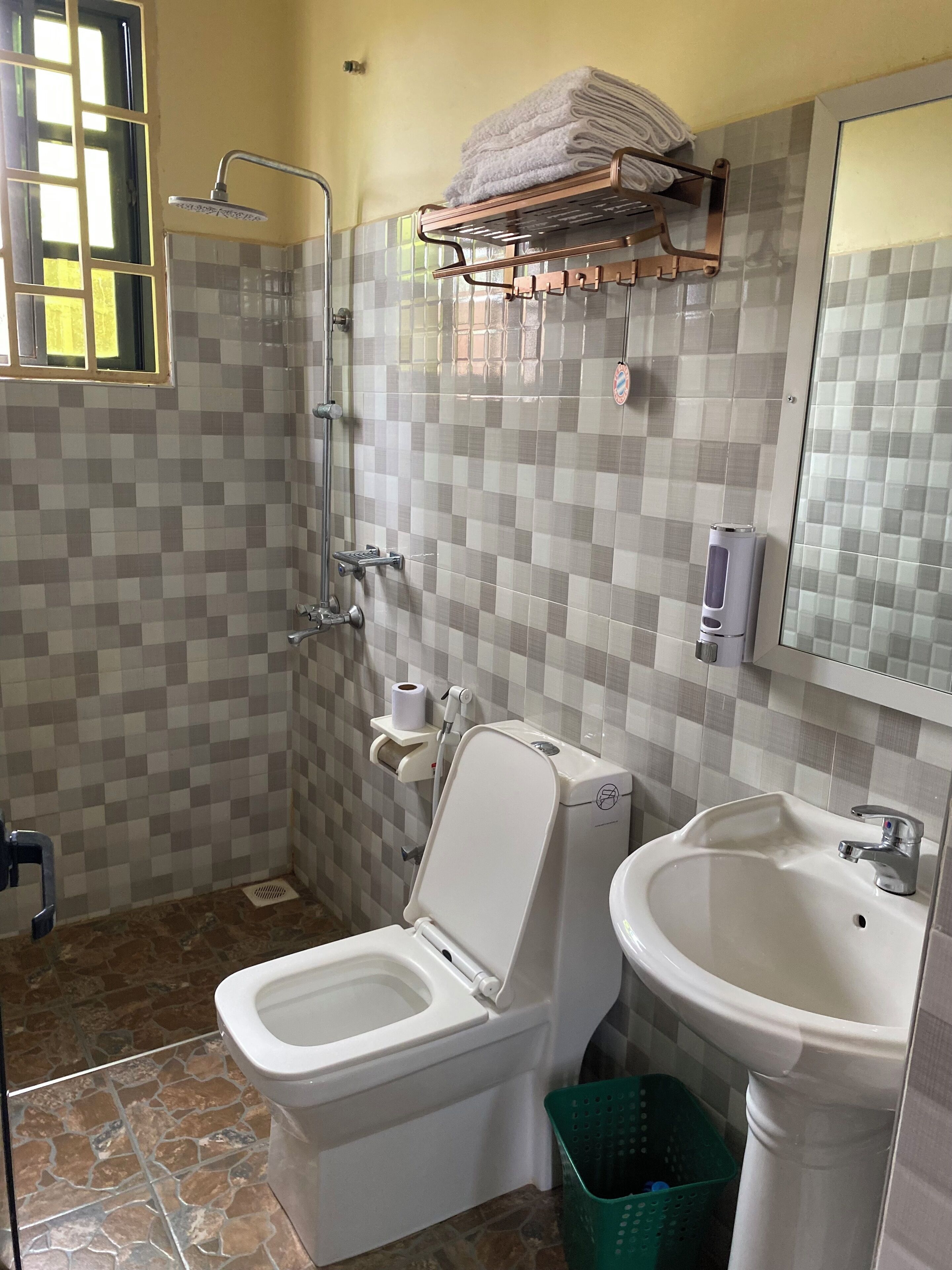 Habitación clásica doble, vistas al jardín | Baño | Ducha, zapatillas, toallas y jabón