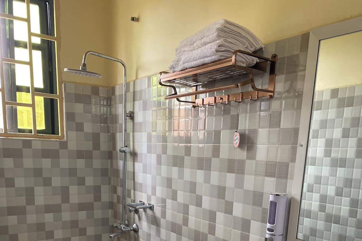 Habitación clásica doble, vistas al jardín | Baño | Ducha, zapatillas, toallas y jabón